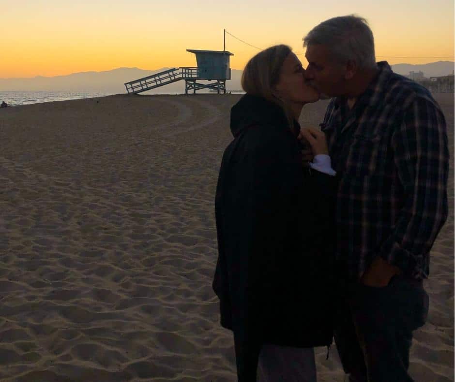 dawn-doug-successful-relationship-strategies-kissing-beach
