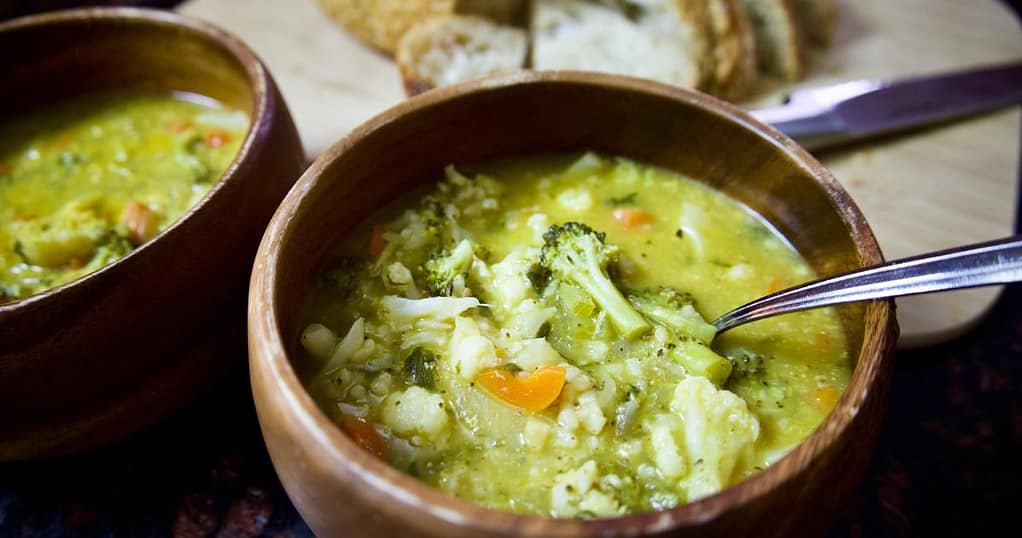 vegetable-soup-bowl-bread