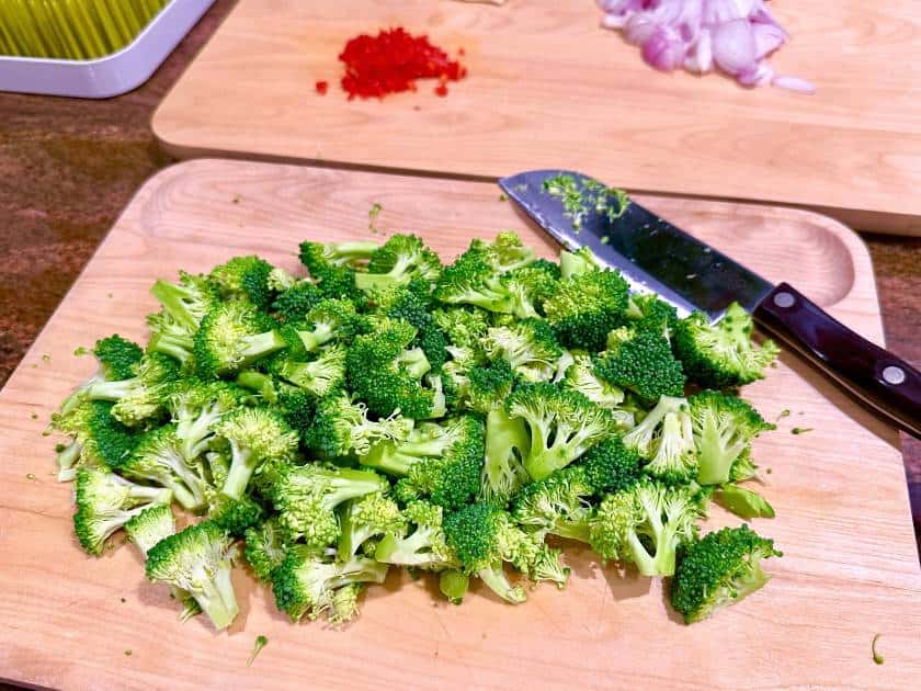 chopped-broccoli-cutting-board-knife