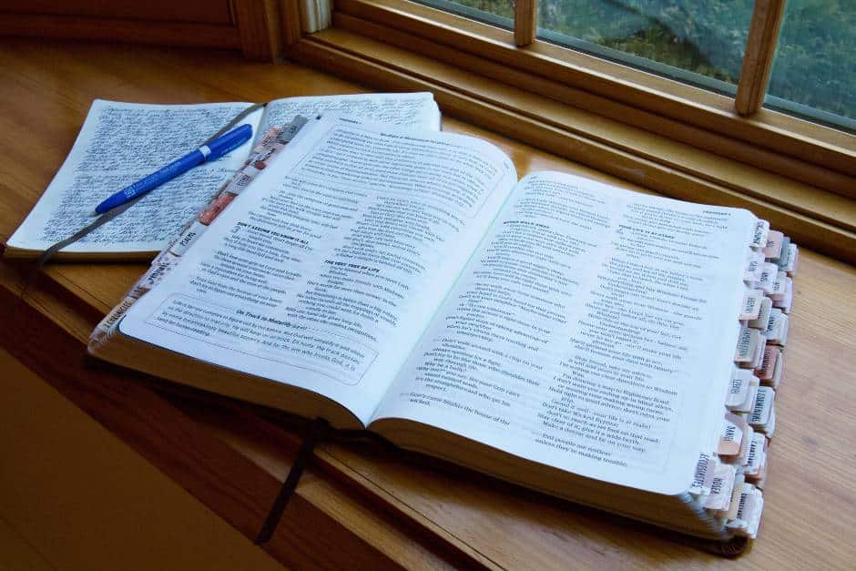 open-bible-to-thankful-bible-verses-with-open-journal-pen