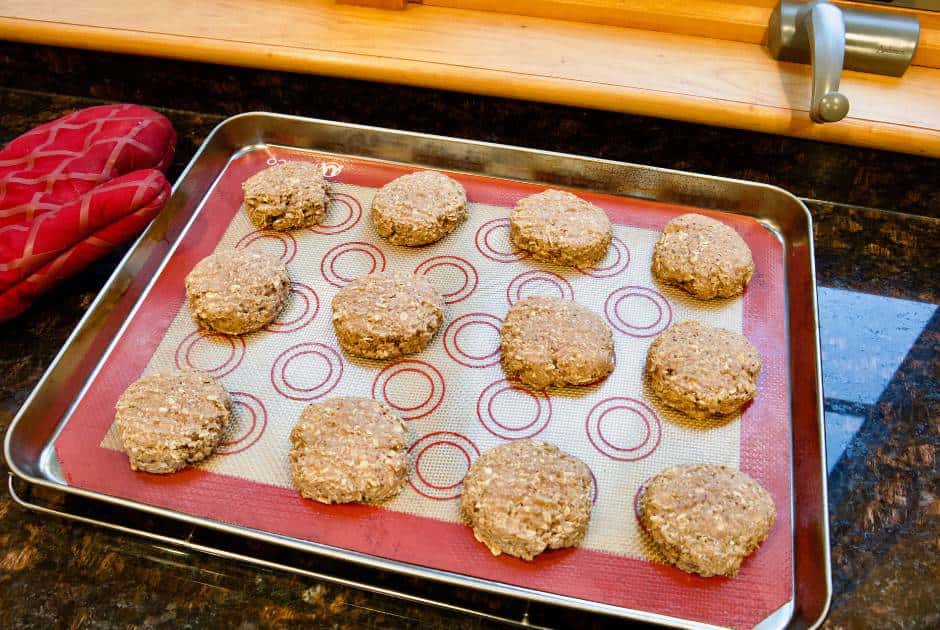 baking-sheet-with-oatmeal-cookies-out-of-the-oven