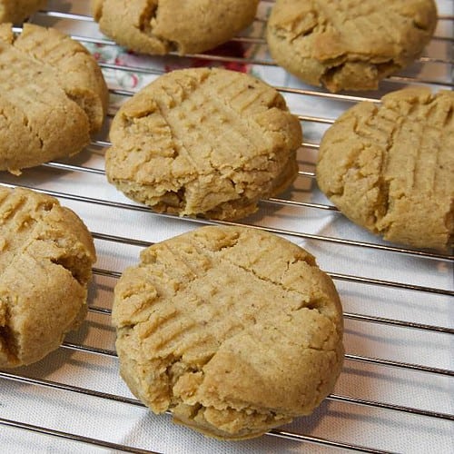 close-up-peanut-butter-cookies-cooling-rack