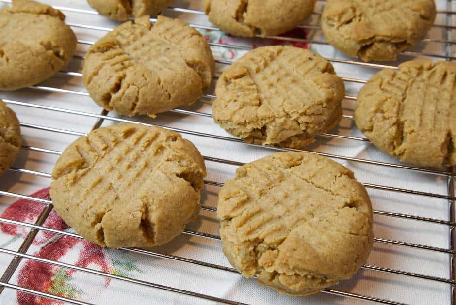 close-up-peanut-butter-cookies-cooling-rack