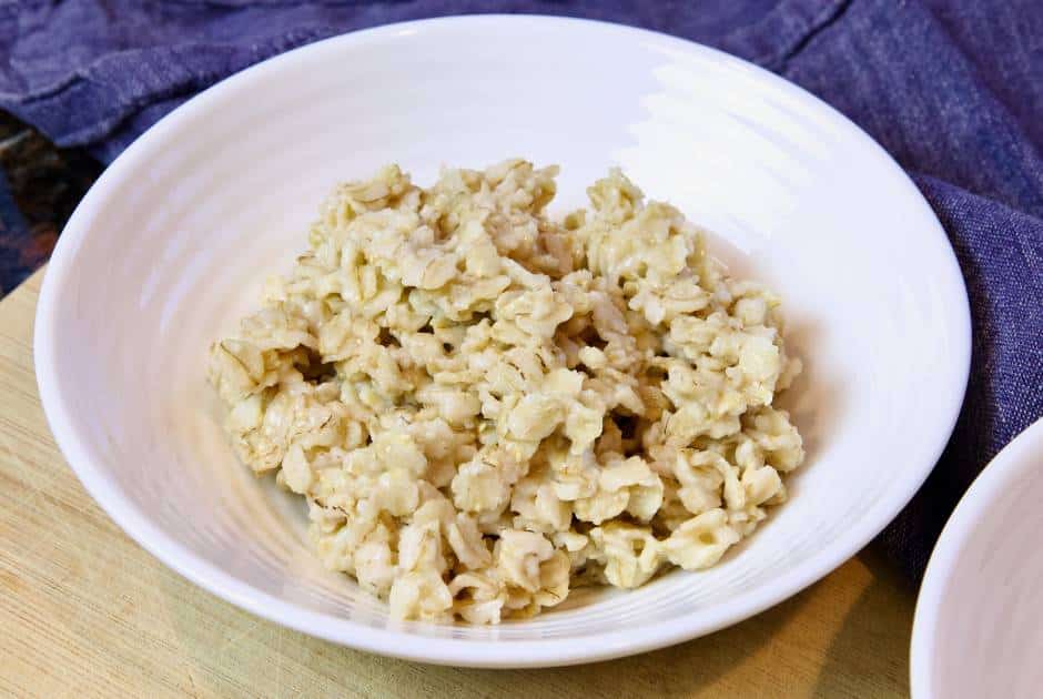cooked-rolled-oats-in-white-bowl