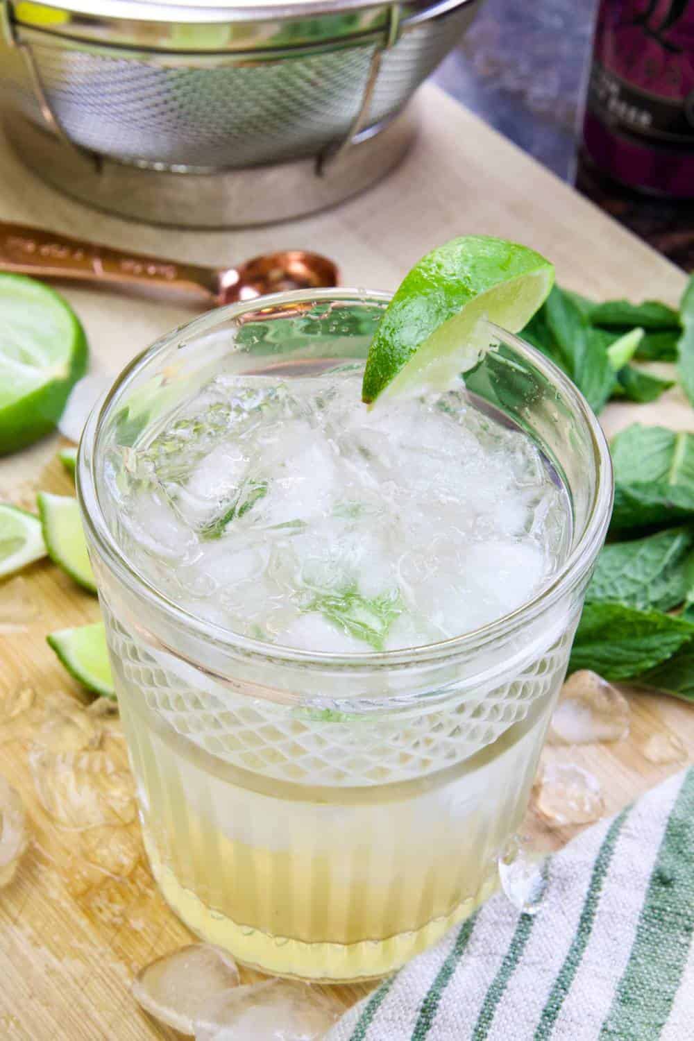 mocktail-with-ginger-beer-ice-lime-and-mint