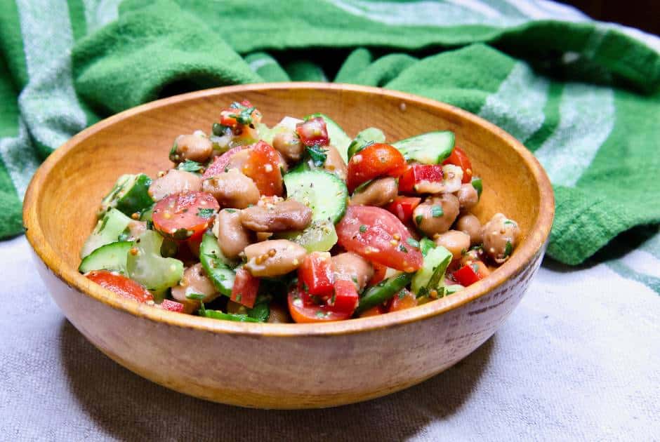 small-wooden-bowl-pinto-bean-salad-green-napkin