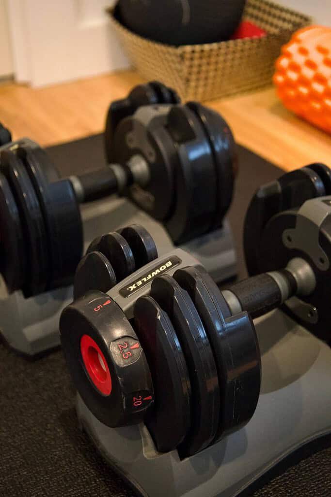 adjustable dumbbells on yoga mat