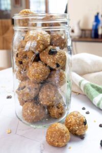 peanut-butter-oatmeal-bites-in-a-mason-jar